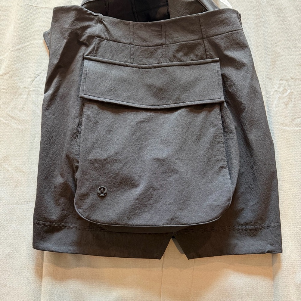 Lululemon Relaxed-Fit Super-High-Rise Cargo Short 4" Black Size 10 - Picture 3 of 15